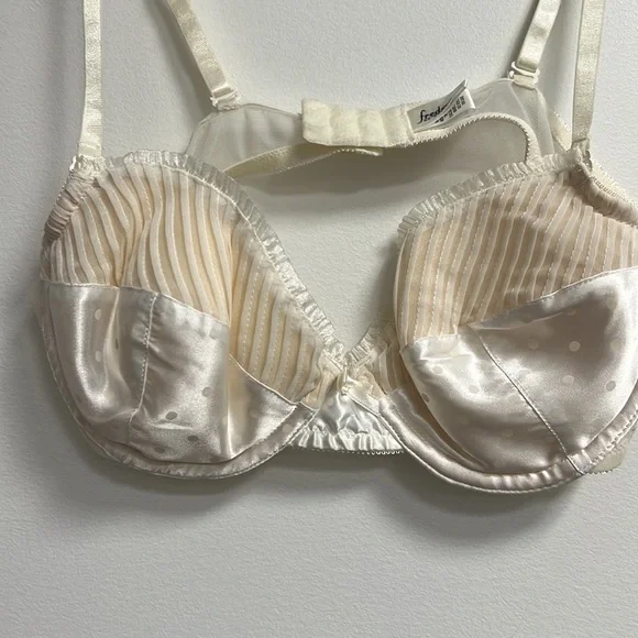 Cream colored bra - Picture 4 of 5